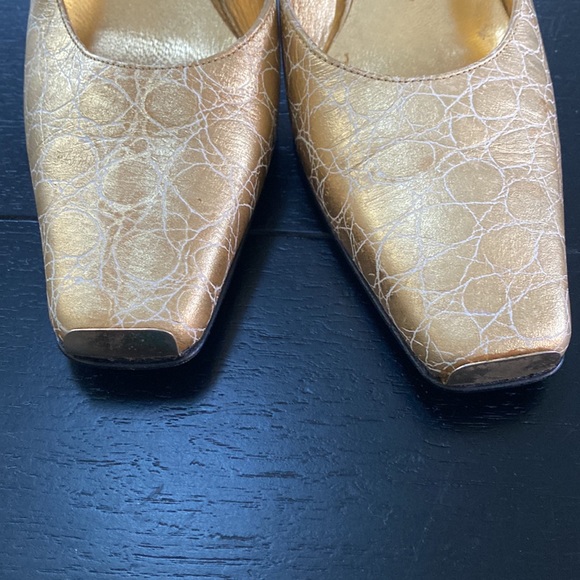 Timothy Hitsman VTG Gold Embossed Heels. Size 6 Medium - Picture 8 of 10